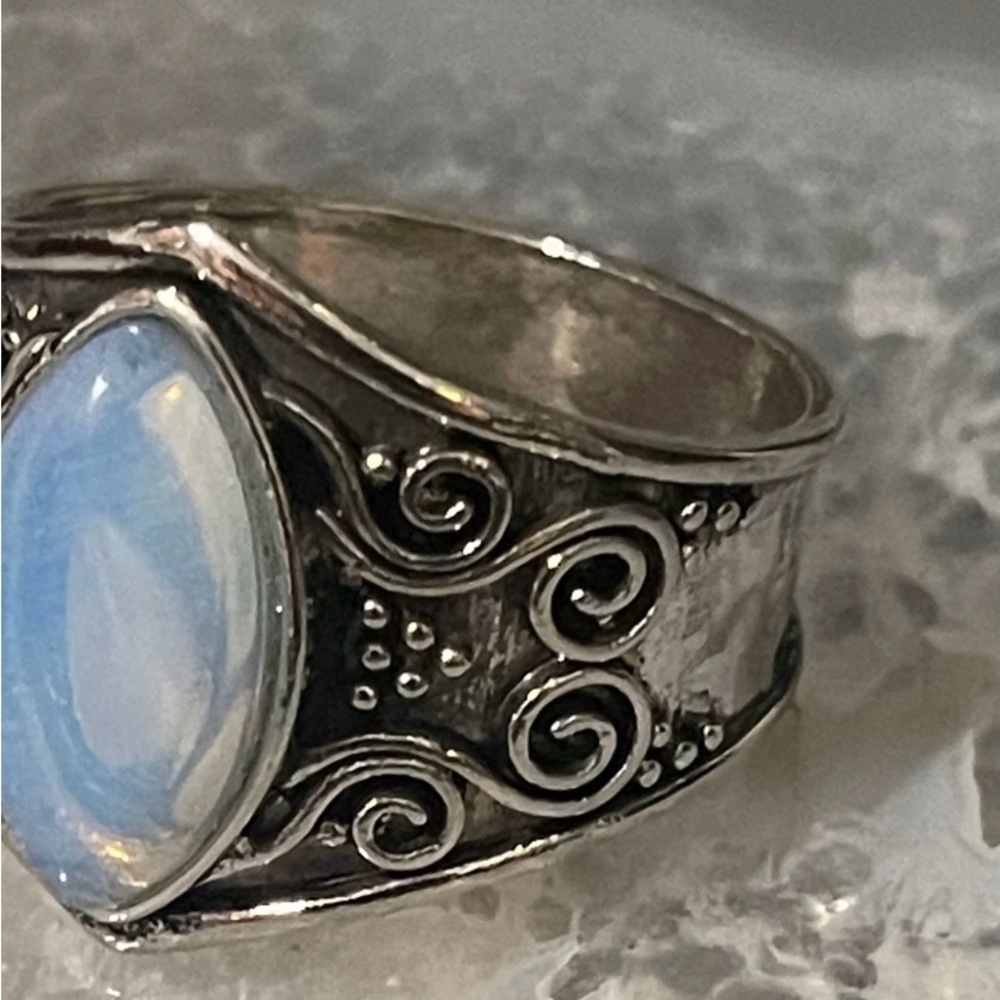 Size 8 Statement Ring - Picture 4 of 9